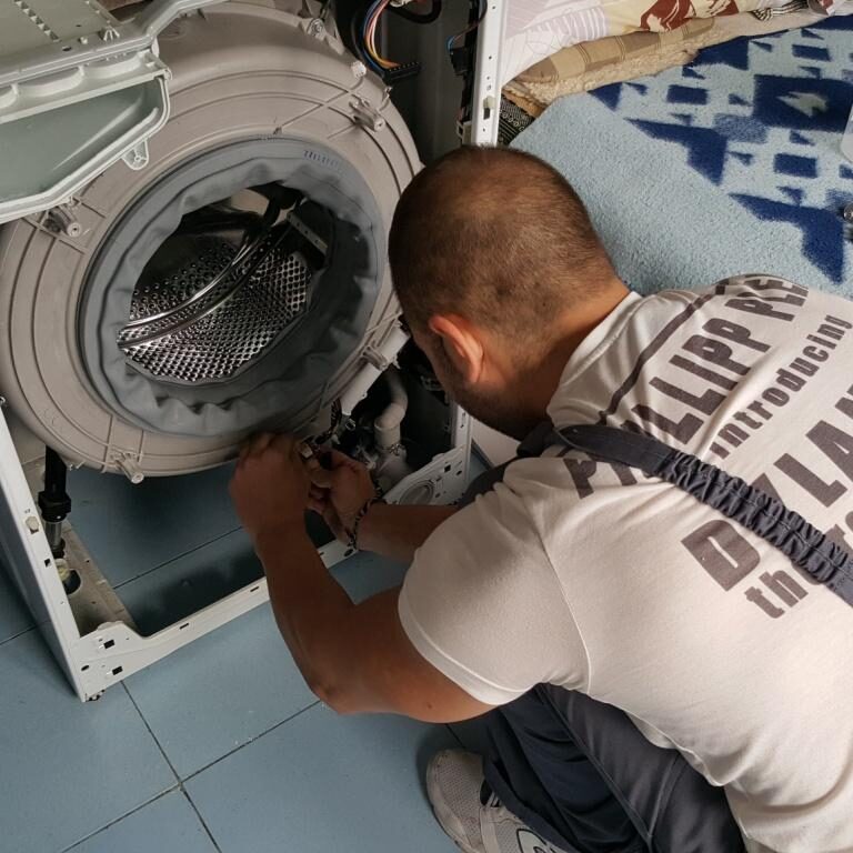 Майстор ремонтира пералня на адрес във Варна